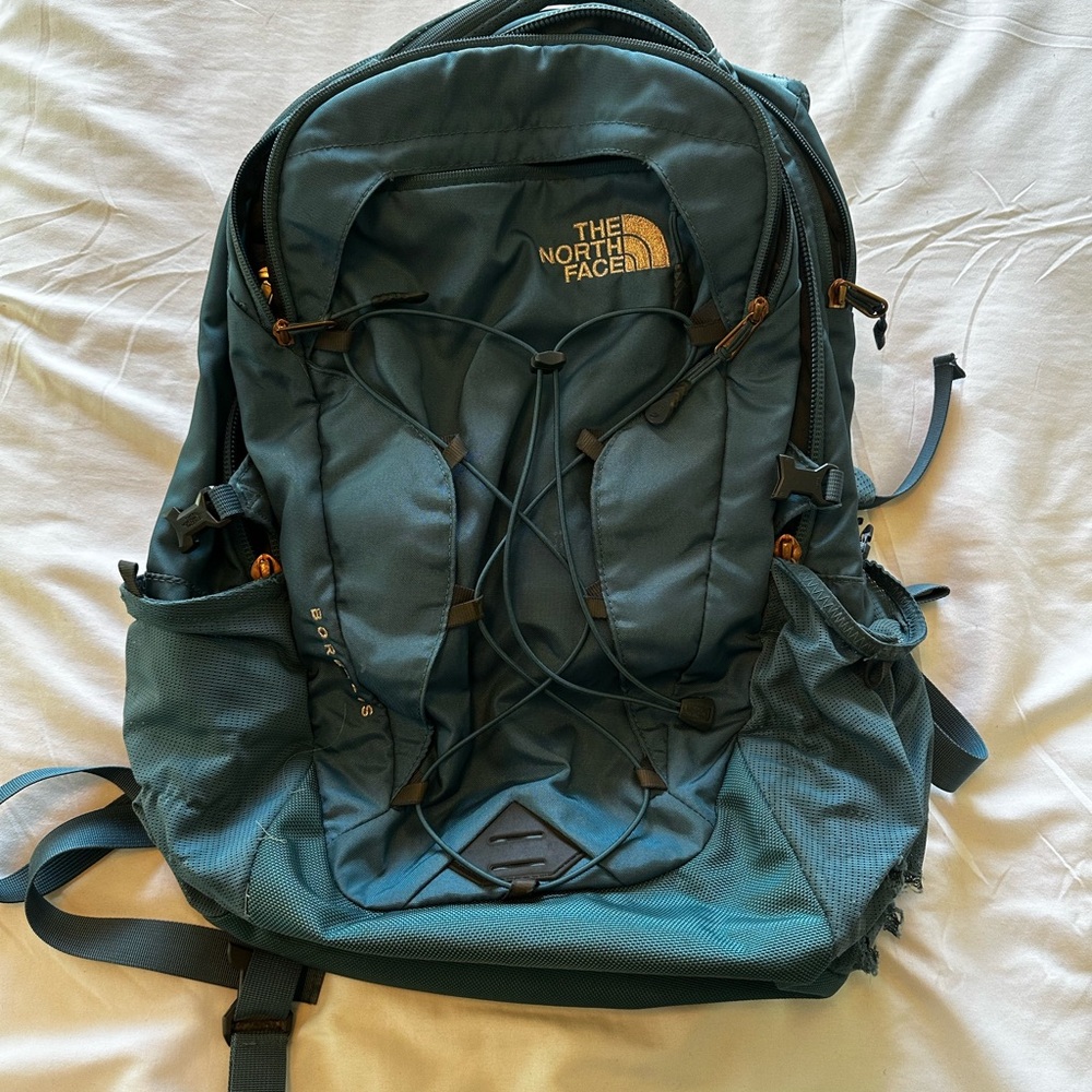 ✨CLOSET CLEANOUT✨The North Face Women’s Borealis Backpack (Old Version)